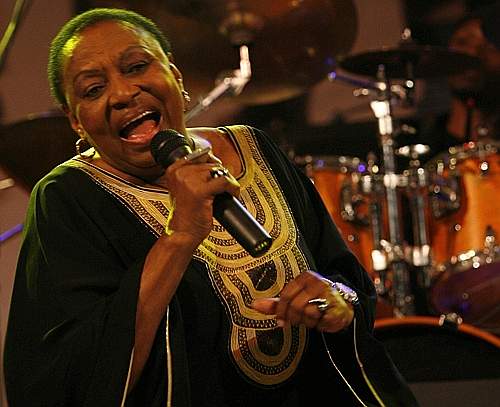 Miriam Makeba durante l'ultima esibizione