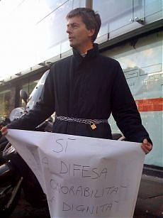 Il Sindaco di Firenze, Leonardo Domenici, incatenato davanti alla sede del giornale La Repubblica